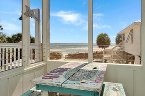 Une chambre avec vue sur la plage, comprenant une table décorée d’œuvres d’art et d’une étoile.