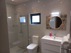 Sèche-cheveux, serviettes fournies, savon, papier toilette