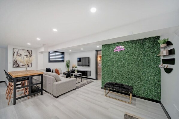 Smart TV, fireplace