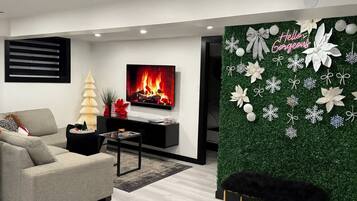 Smart TV, fireplace