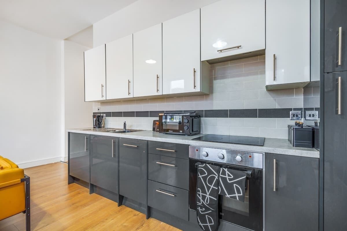 Fridge, oven, stovetop, dishwasher