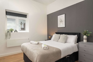 2 bedrooms, iron/ironing board, WiFi