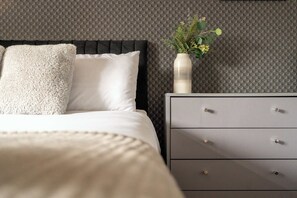 2 bedrooms, iron/ironing board, WiFi