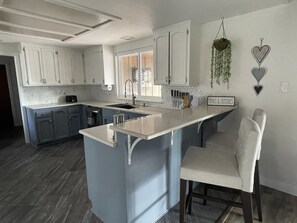 Geladeira, micro-ondas, fogão, cooktop