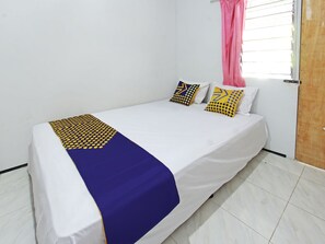 Deluxe Double Room | Desk, free WiFi, bed sheets - OYO Life 92960 Rumah Kos Kita (Gangga)