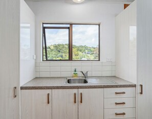 雪櫃、微波爐、咖啡機/沖茶器、多士爐