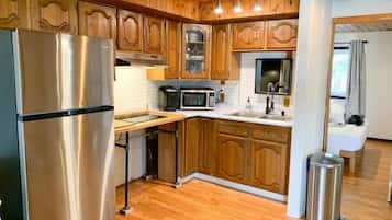 Køleskab, kaffe-/temaskine, køkkentøj/tallerkener/redskaber, Servietter