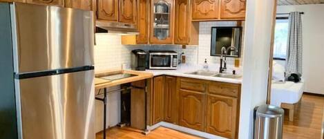 Kühlschrank, Wasserkocher mit Kaffee-/Teezubehör