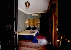 5 bedrooms, travel cot, WiFi, bed sheets
