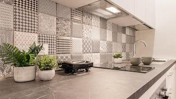 Comfort Room | Private kitchen | Fridge, oven, stovetop, cookware/dishes/utensils