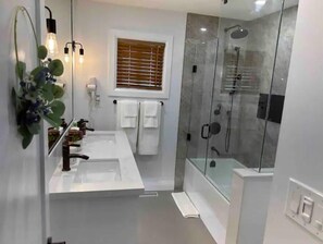 Hårtørrer, håndklæder, Shampoo, Toiletpapir