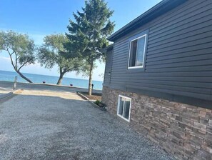 Property grounds - Luxurious modern 4 season cottage on Lake Erie with hot tub (Selkirk)