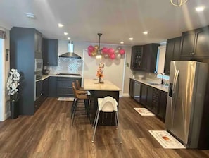 Fridge, microwave, oven, stovetop - Luxurious modern 4 season cottage on Lake Erie with hot tub (Selkirk)
