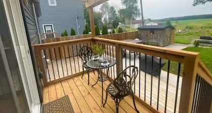 Luxurious modern 4 season cottage on Lake Erie with hot tub