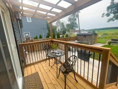 Luxurious modern 4 season cottage on Lake Erie with hot tub