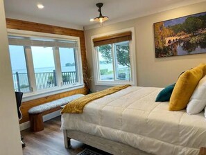 2 bedrooms, desk, iron/ironing board, travel crib - Luxurious modern 4 season cottage on Lake Erie with hot tub (Selkirk)