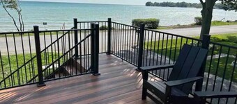 Luxurious modern 4 season cottage on Lake Erie with hot tub