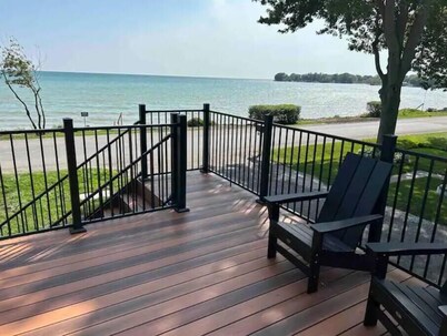 Luxurious modern 4 season cottage on Lake Erie with hot tub