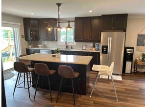 Fridge, microwave, oven, stovetop - Luxurious modern 4 season cottage on Lake Erie with hot tub (Selkirk)