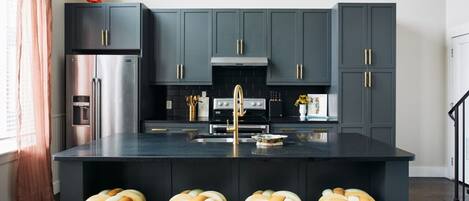 Geladeira, micro-ondas, fogão, cooktop