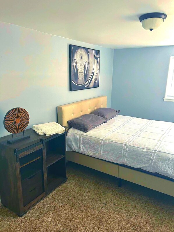 5 bedrooms, iron/ironing board, WiFi, bed sheets