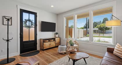 Holly Grove Cottage W/ Hot Tub