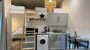 Lemari es, microwave, oven, dan kompor