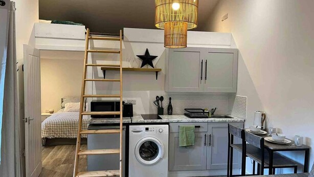 Fridge, microwave, oven, stovetop - Self Contained Private Annex - Walton on Thames (Walton-on-Thames)