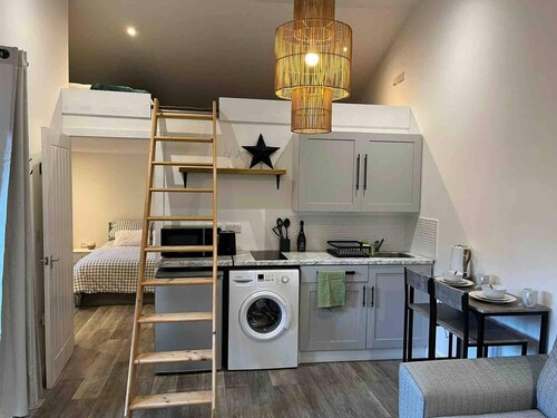 Self Contained Private Annex - Walton on Thames