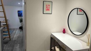 Shower, hair dryer, towels - Self Contained Private Annex - Walton on Thames (Walton-on-Thames)