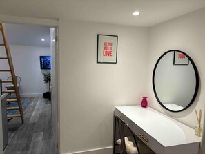 Shower, hair dryer, towels - Self Contained Private Annex - Walton on Thames (Walton-on-Thames)