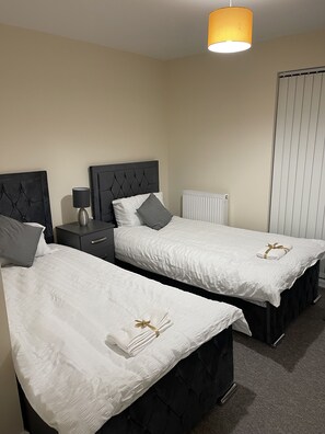 4 bedrooms, iron/ironing board, WiFi, bed sheets - Family-sized rooms, 5 minutes walk to DW Stadium Wigan & Robin Hood Retail Park (Wigan)