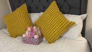 4 bedrooms, iron/ironing board, WiFi, bed sheets