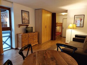 Living area - 2nd floor, balcony, tv, ski locker, 32m², Brides Les Bains (Brides-les-Bains)