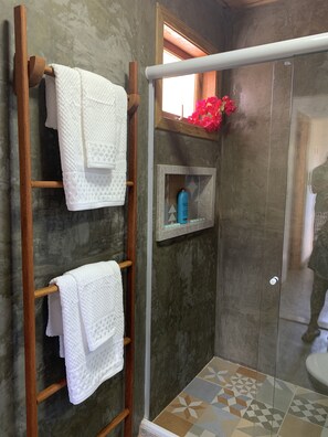 Dusche, Haartrockner, Handtücher, Toilettenpapier