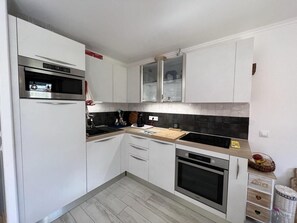 Micro-ondas, fogão, lava-louças