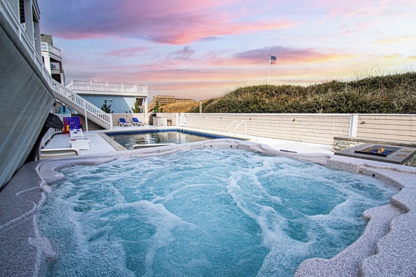 Una piscina al aire libre, una piscina climatizada