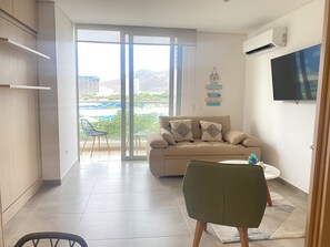 Smart TV, table tennis