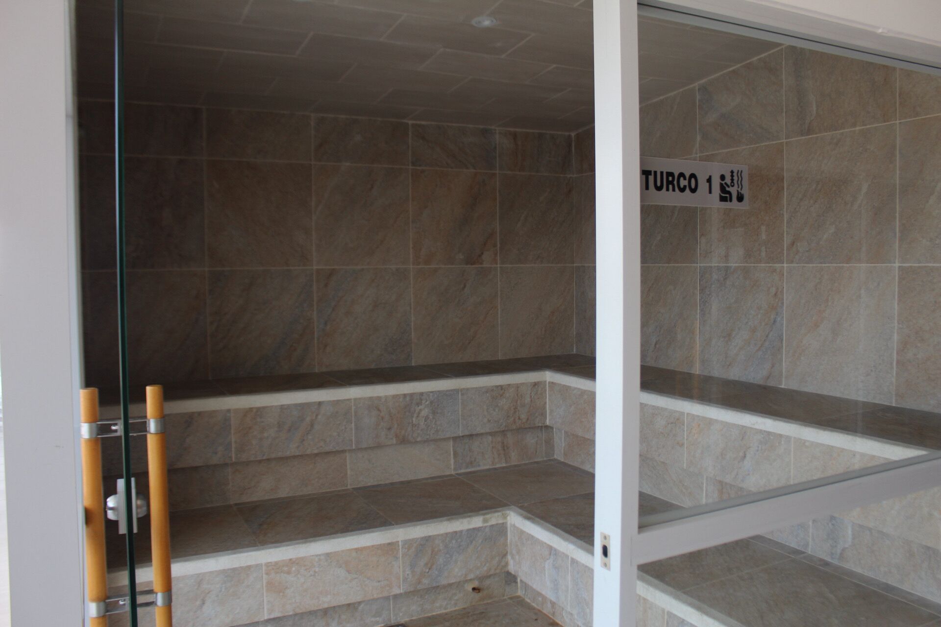 Ein Badezimmer mit einem Schild, das eine Dusche kennzeichnet.