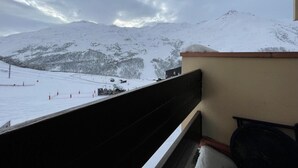 A snowy mountain landscape with a ski lift and buildings in the background. - 10m from ski slopes, 6th floor, balcony, tv, ski locker, 19m², Les Menuires (Les Menuires)