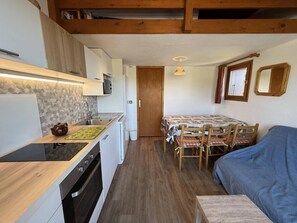 Four, lave-vaisselle, cafetière/bouilloire, grille-pain