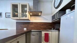 Kaffe- och tebryggare, kylskåp, mikrovågsugn och ugn