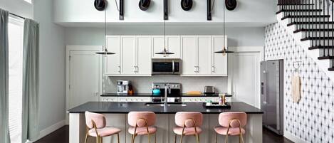 Refrigerador, microondas, horno y parrilla de estufa