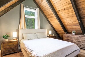 3 bedrooms, iron/ironing board, WiFi, bed sheets - Evergreen Dream - Cozy Modern A-Frame with incredible views. Pet Friendly! (Evergreen)