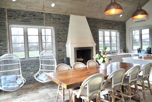 Modern farmhouse w/ Pizza Oven & Pool. Close to 3rd beach Newport & Sweet Berry