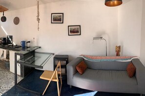 Living area - Cozy studio for one person or couple. Located 10 minutes from the tourist area. (Ensenada)