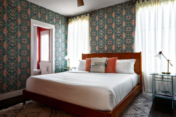 2 bedrooms, desk, iron/ironing board, WiFi