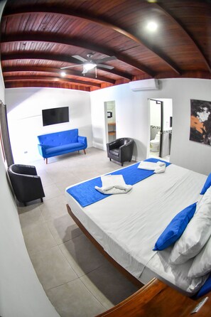 Habitació Deluxe, bany privat, al costat de la piscina | 1 dormitori, roba de llit d'alta qualitat i caixa forta a l'habitació 