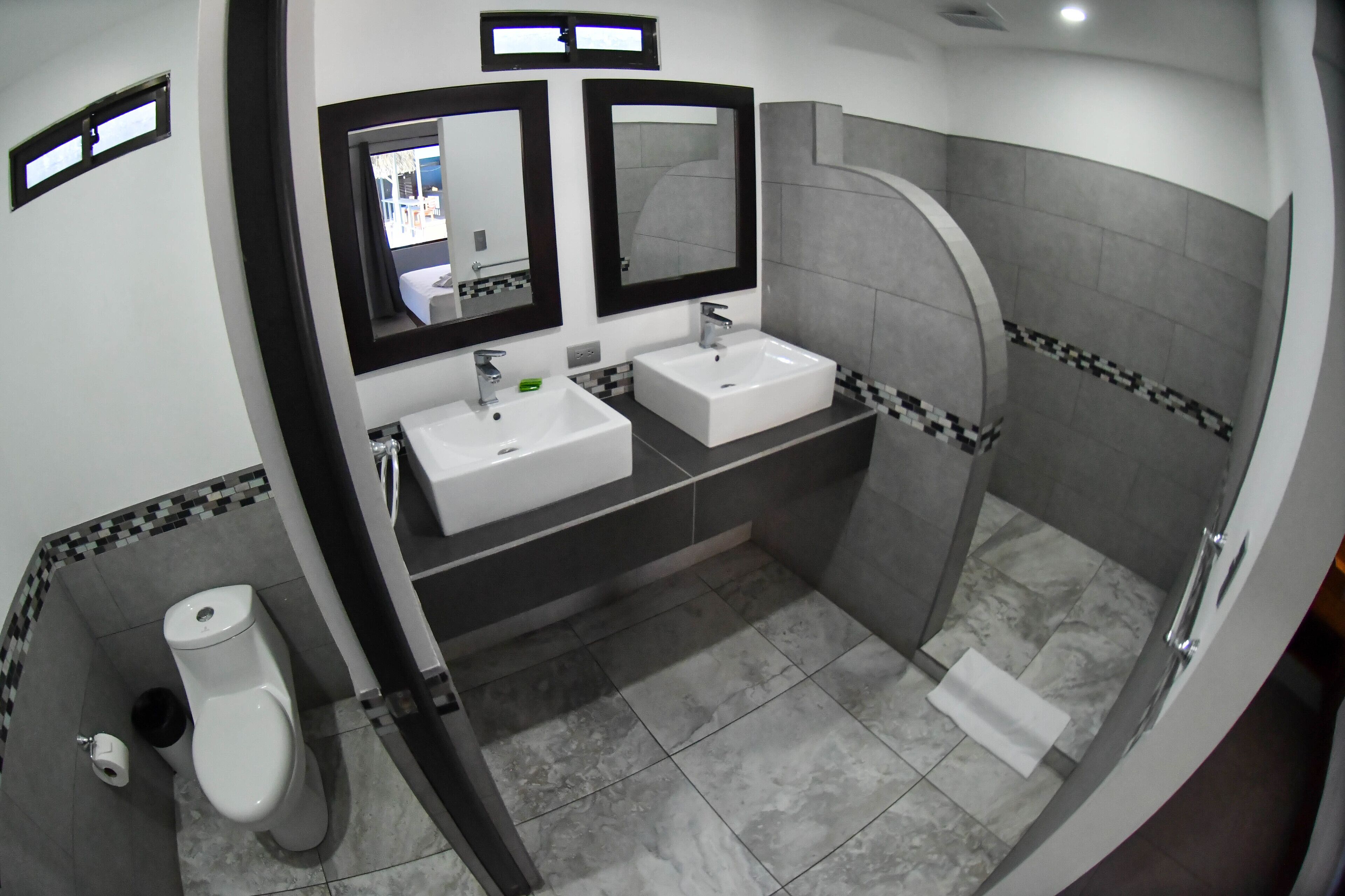 シャワー、レインフォールシャワー、バスアメニティ (無料)、ヘアドライヤー