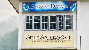 A building with a sign reading "SELESA RESORT" and "BUKIT TINGGLI • PAHANG DARUL MAKMUR". - Cosy Selesa Hillhomes and Golf Resort (Bukit Tinggi)